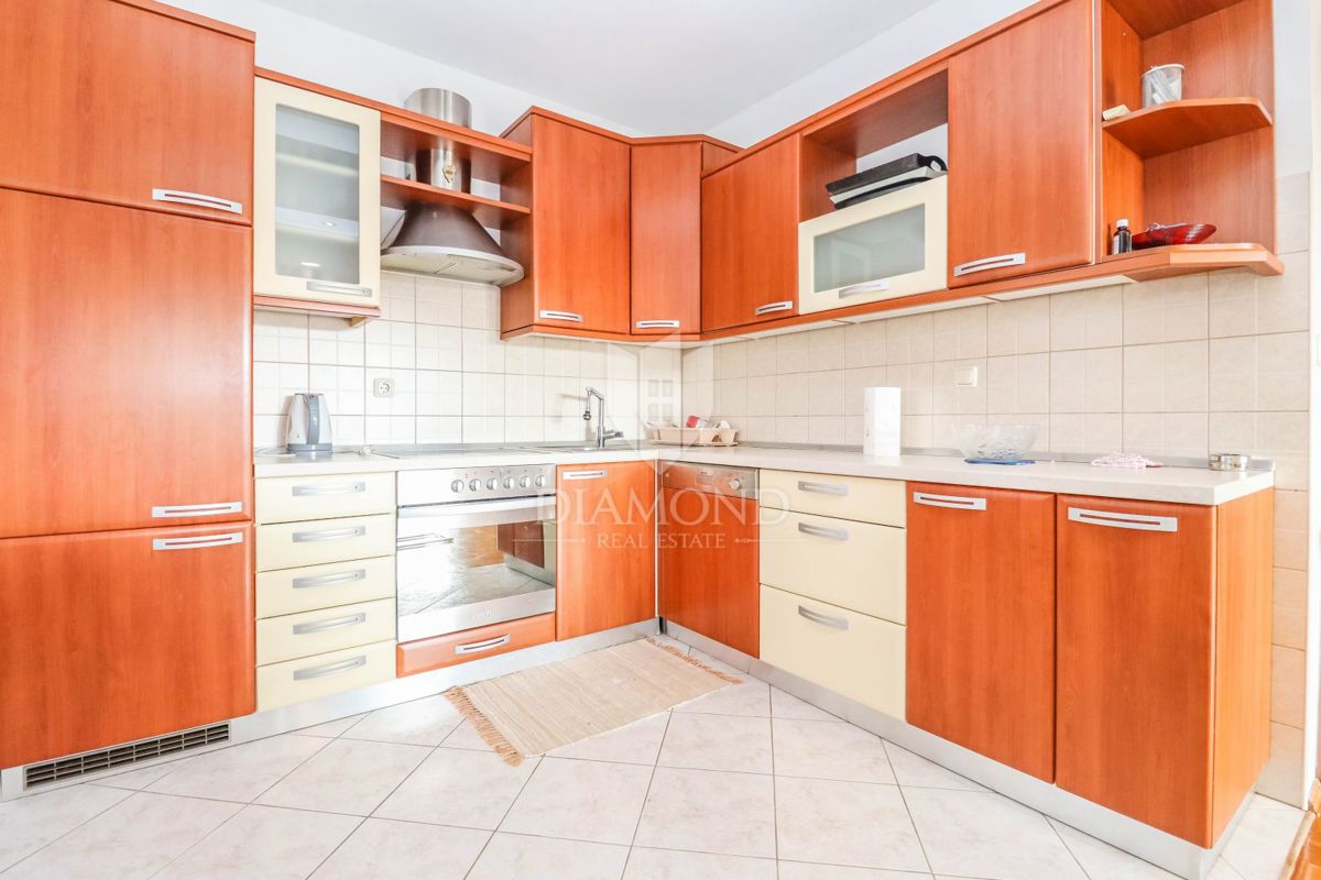 Pola, Veli Vrh – Ampia casa con più unità abitative, garage e un bel giardino!