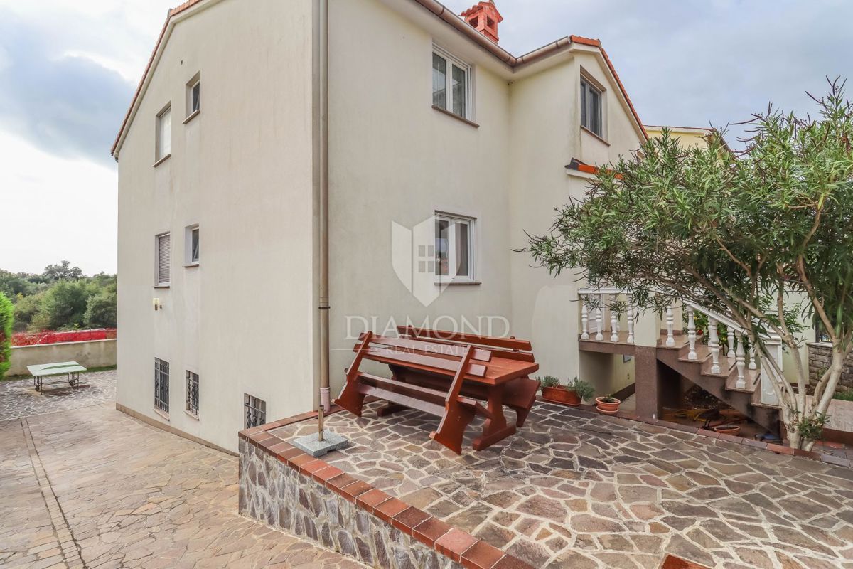 Pola, Veli Vrh – Ampia casa con più unità abitative, garage e un bel giardino!