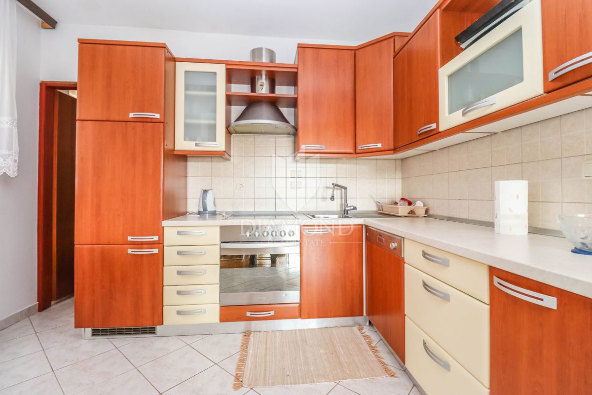 Pola, Veli Vrh – Ampia casa con più unità abitative, garage e un bel giardino!