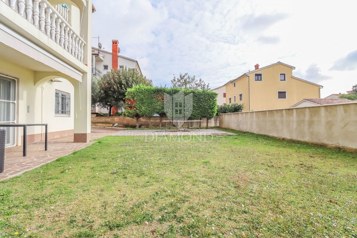 Pola, Veli Vrh – Ampia casa con più unità abitative, garage e un bel giardino!