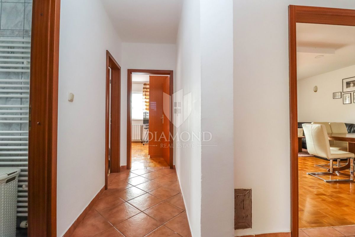 Pola, Veli Vrh – Ampia casa con più unità abitative, garage e un bel giardino!