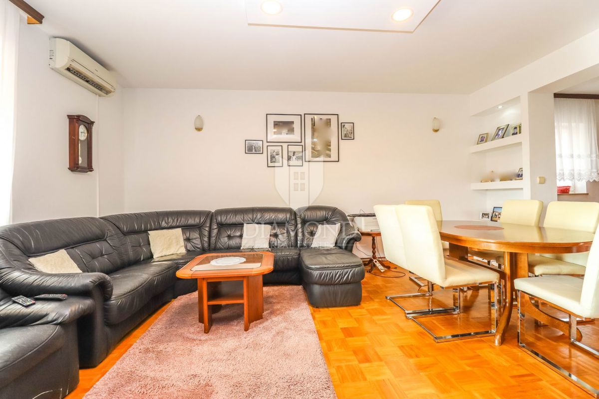 Pola, Veli Vrh – Ampia casa con più unità abitative, garage e un bel giardino!