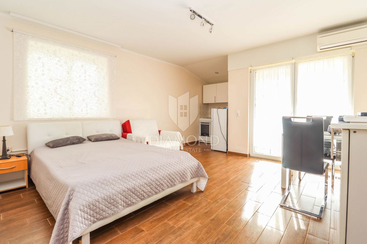 Pola, Veli Vrh – Ampia casa con più unità abitative, garage e un bel giardino!