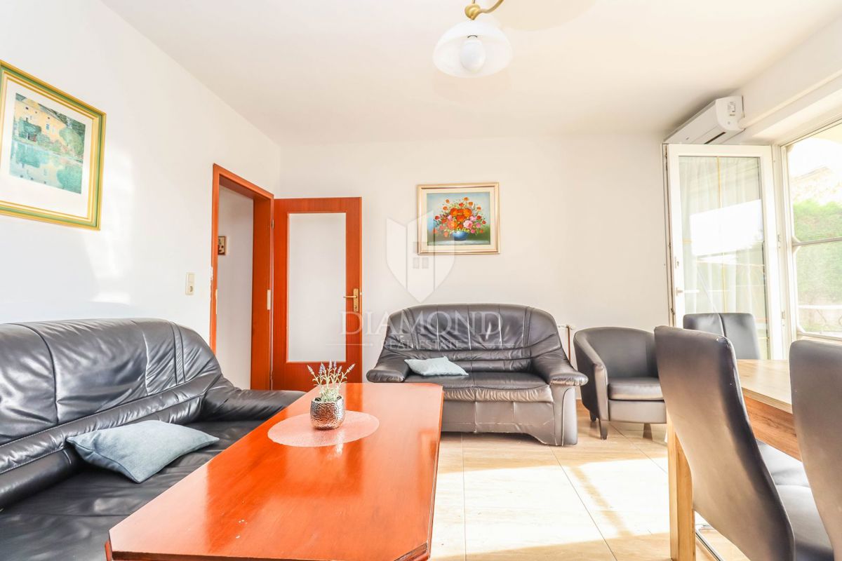 Pola, Veli Vrh – Ampia casa con più unità abitative, garage e un bel giardino!