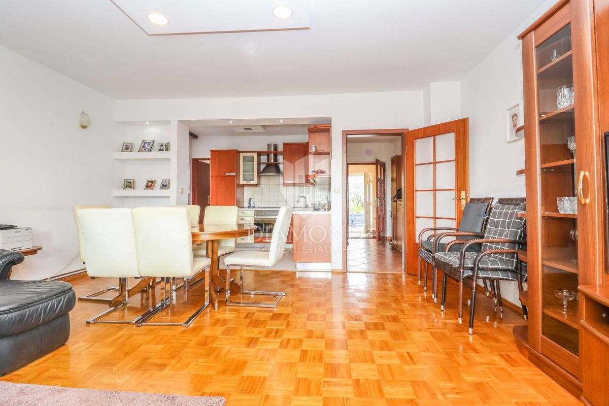 Pola, Veli Vrh – Ampia casa con più unità abitative, garage e un bel giardino!