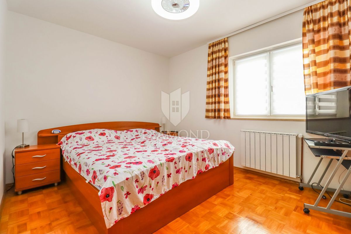 Pola, Veli Vrh – Ampia casa con più unità abitative, garage e un bel giardino!