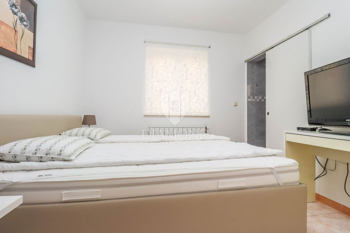 Pola, Veli Vrh – Ampia casa con più unità abitative, garage e un bel giardino!