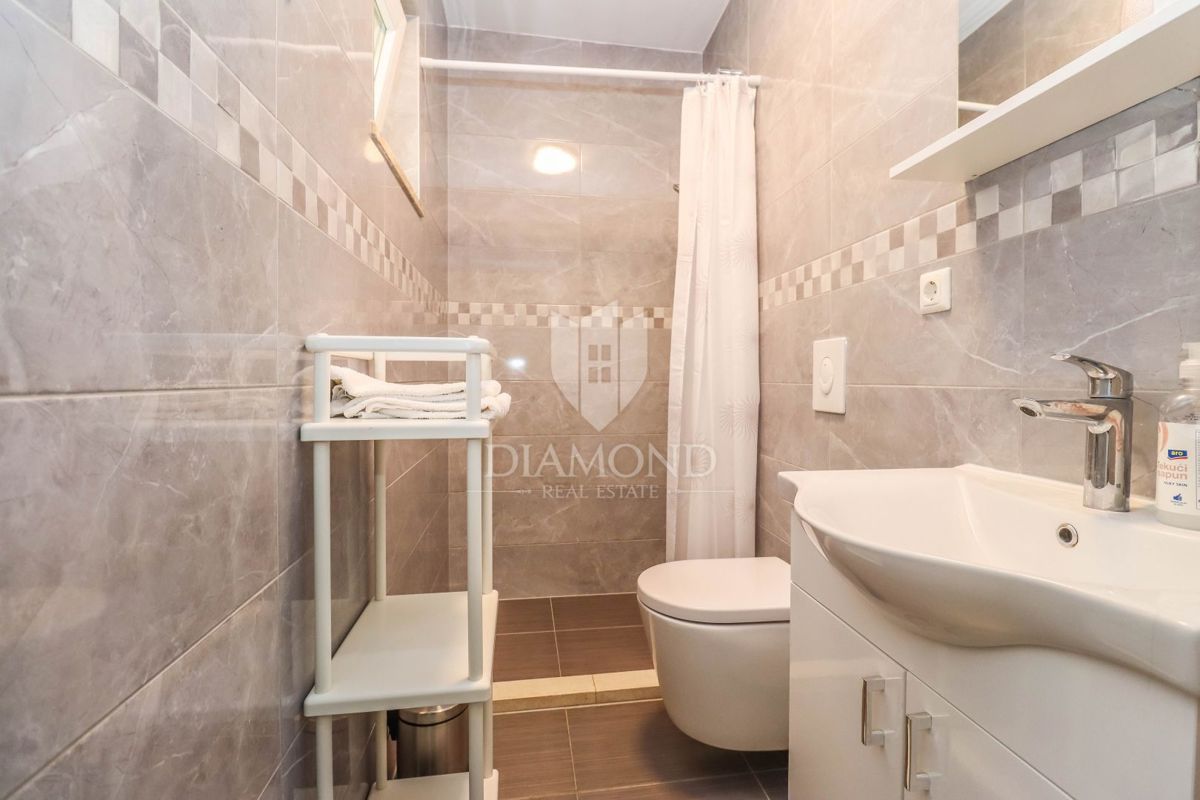 Pola, Veli Vrh – Ampia casa con più unità abitative, garage e un bel giardino!