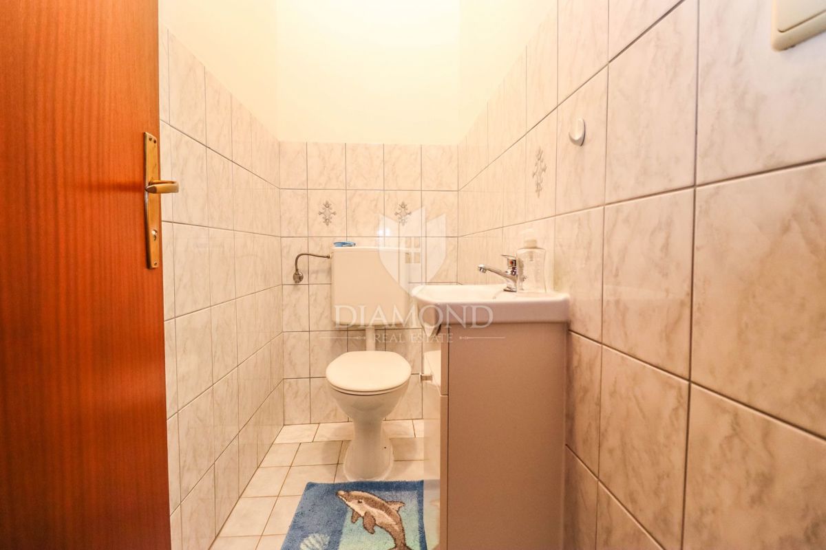 Pola, Veli Vrh – Ampia casa con più unità abitative, garage e un bel giardino!