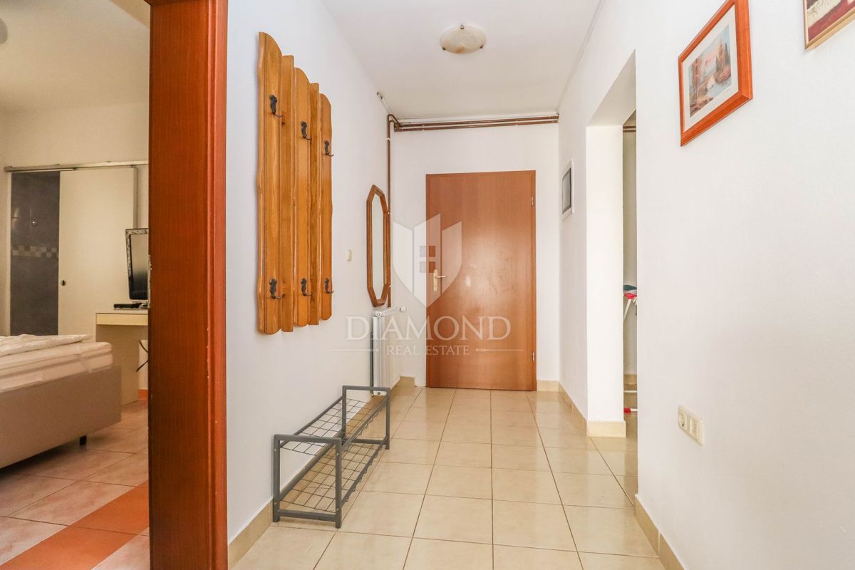 Pola, Veli Vrh – Ampia casa con più unità abitative, garage e un bel giardino!