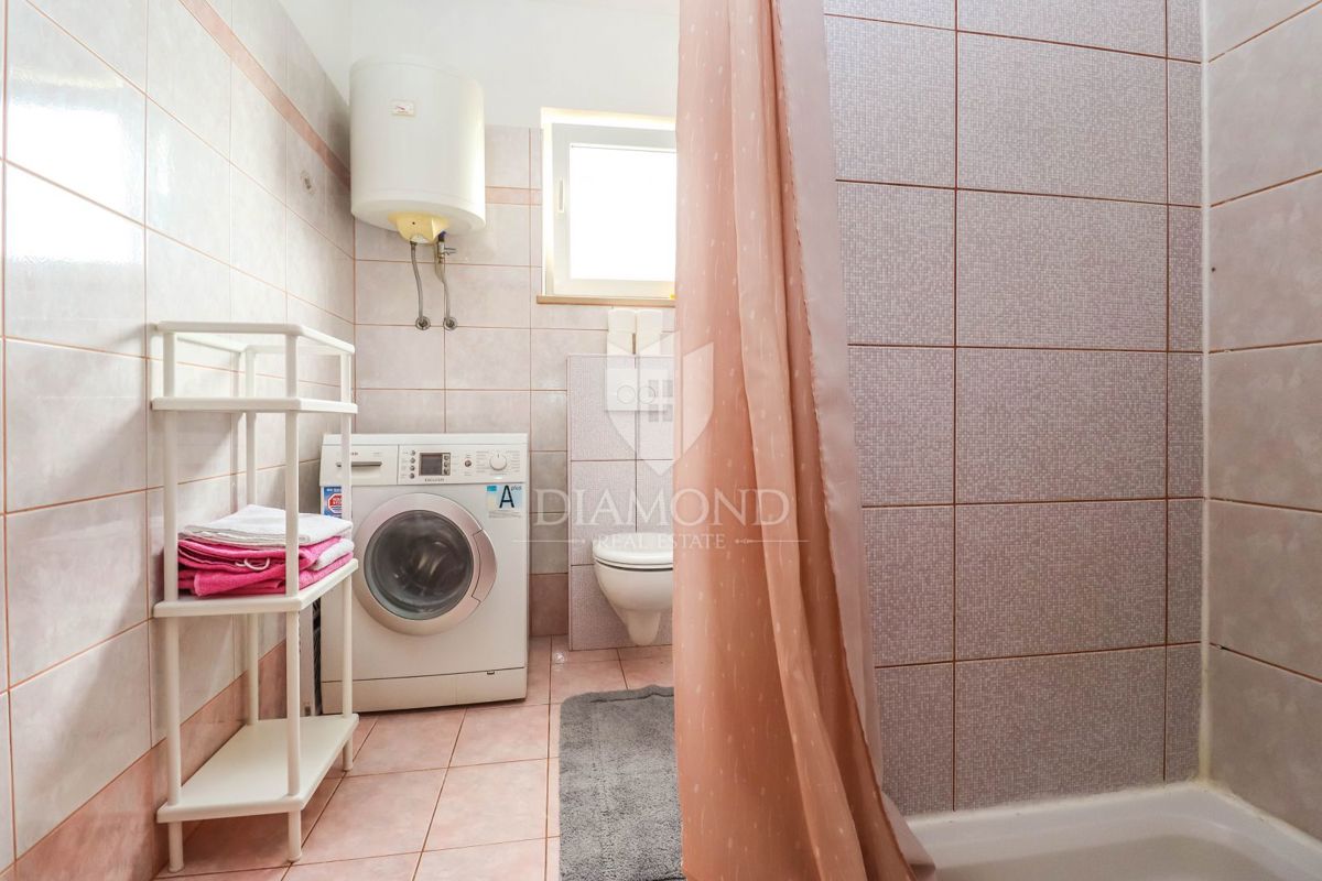 Pola, Veli Vrh – Ampia casa con più unità abitative, garage e un bel giardino!