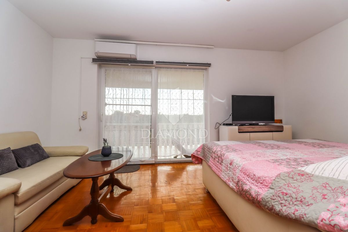 Pola, Veli Vrh – Ampia casa con più unità abitative, garage e un bel giardino!