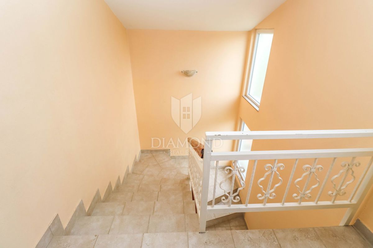 Pola, Veli Vrh – Ampia casa con più unità abitative, garage e un bel giardino!