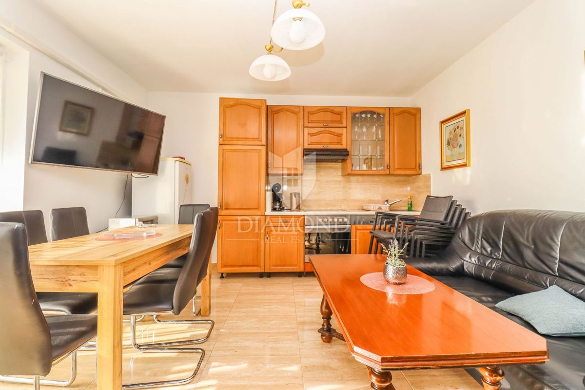 Pola, Veli Vrh – Ampia casa con più unità abitative, garage e un bel giardino!