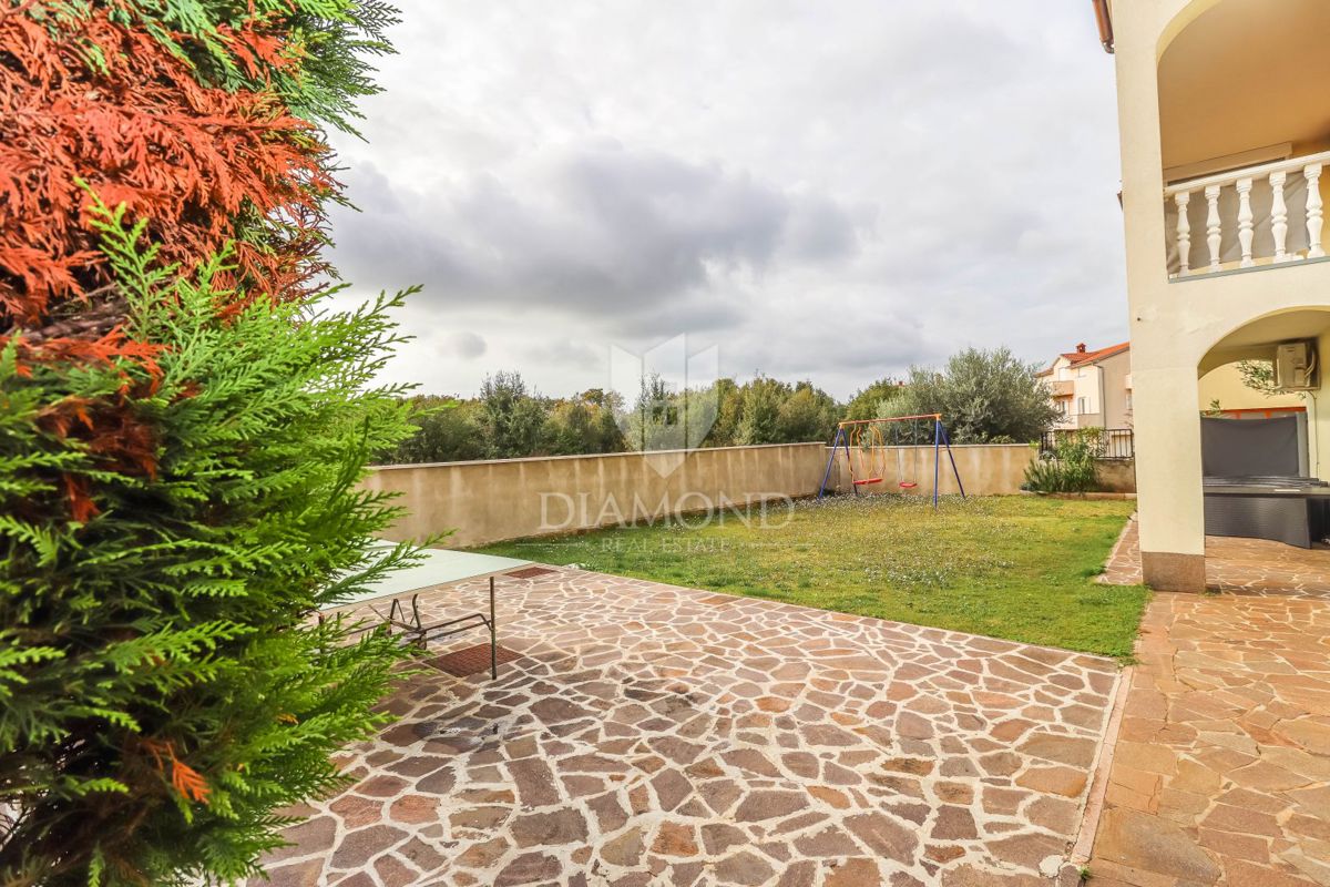 Pola, Veli Vrh – Ampia casa con più unità abitative, garage e un bel giardino!