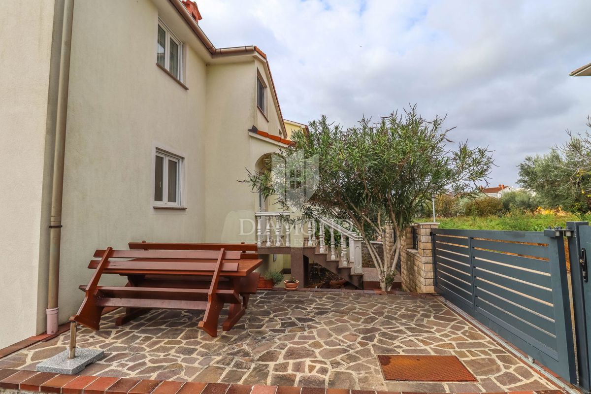 Pola, Veli Vrh – Ampia casa con più unità abitative, garage e un bel giardino!