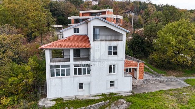 MATULJI, casa con splendida vista mare, tre unità abitative