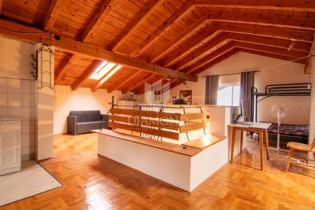 MATULJI, casa con splendida vista mare, tre unità abitative