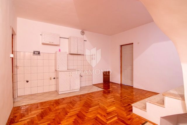 MATULJI, casa con splendida vista mare, tre unità abitative