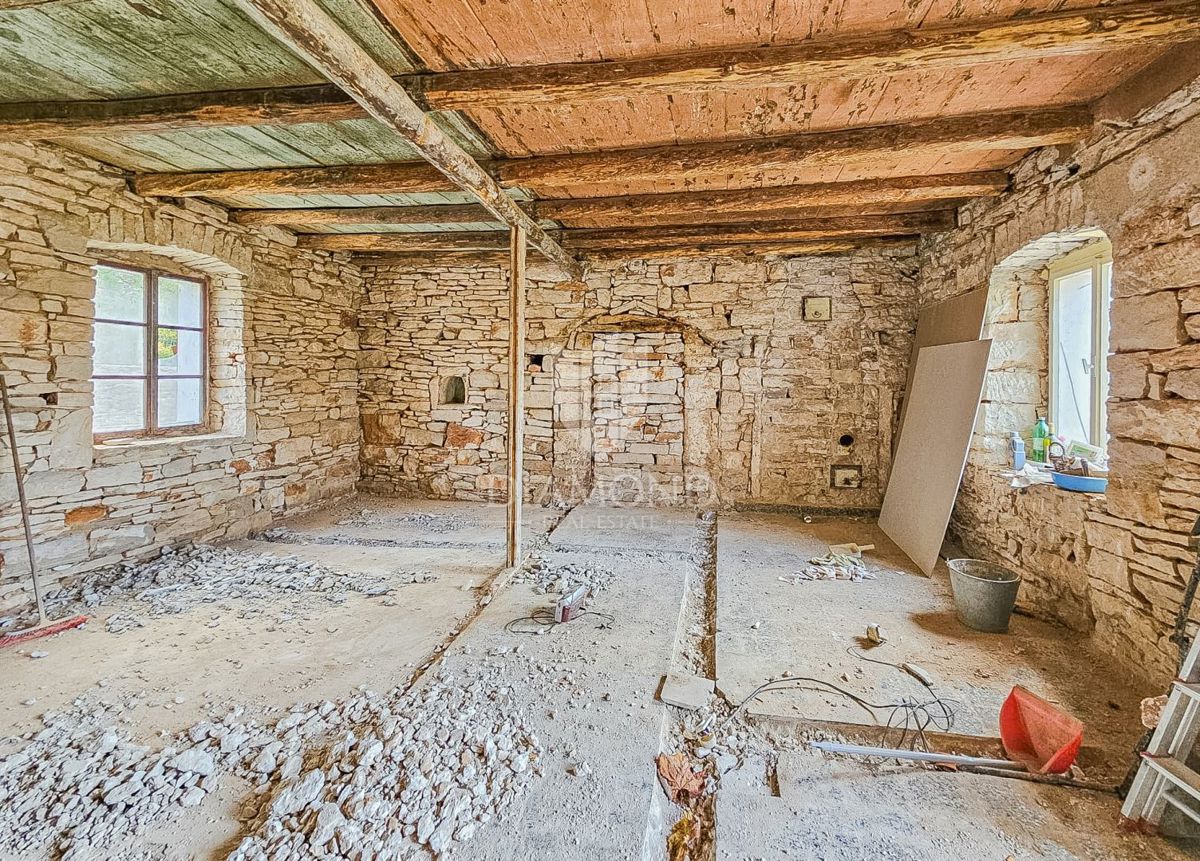 Castelnuovo, Buie! Casa con 2 unità e giardino!