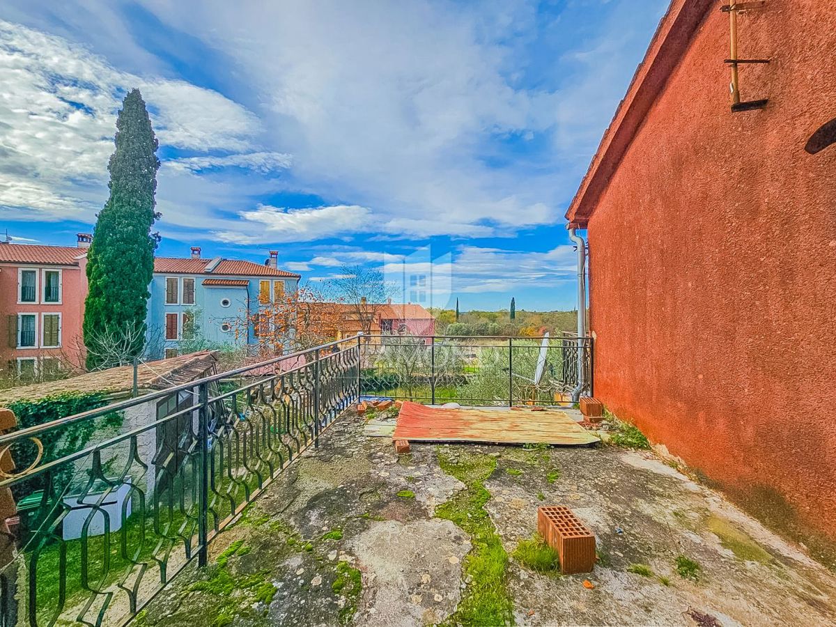 Castelnuovo, Buie! Casa con 2 unità e giardino!