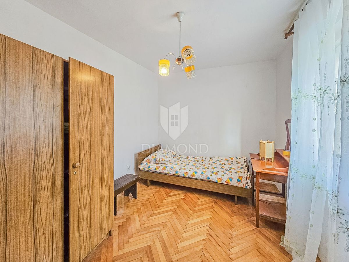 Castelnuovo, Buie! Casa con 2 unità e giardino!