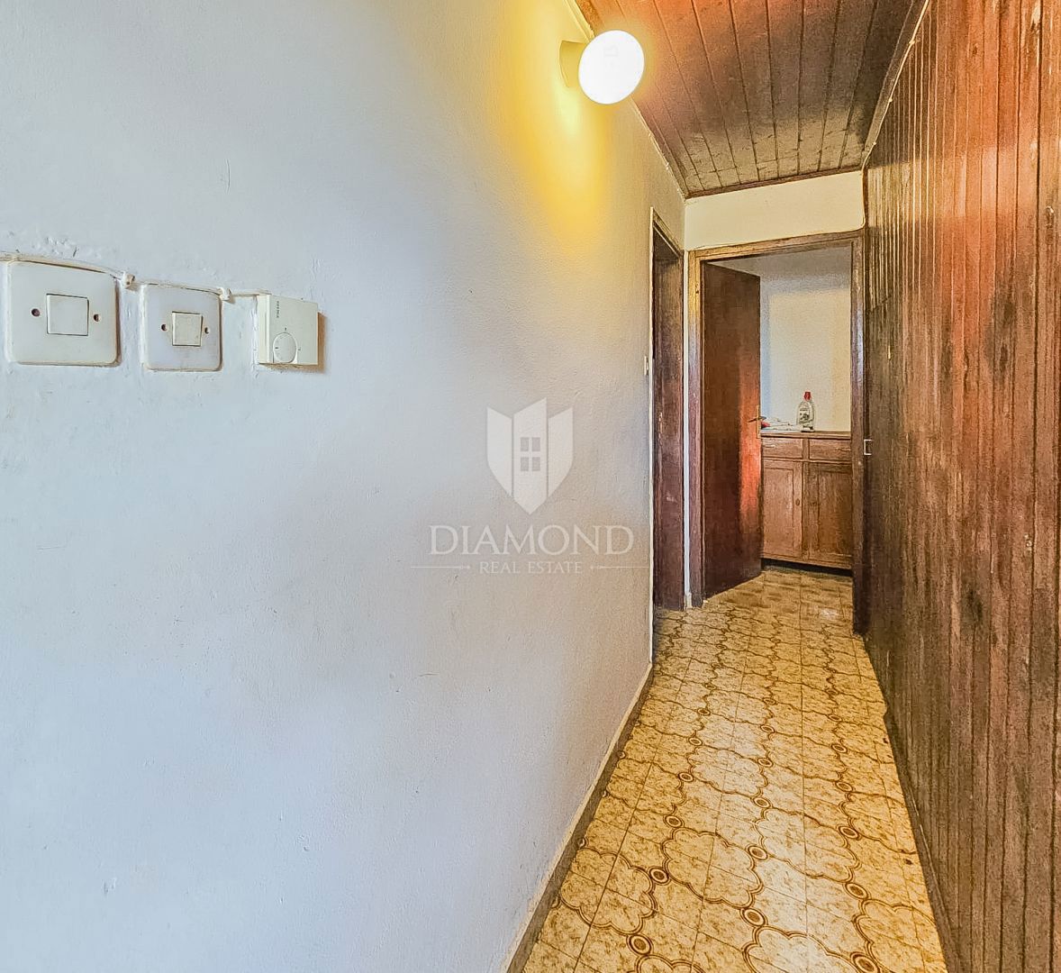 Castelnuovo, Buie! Casa con 2 unità e giardino!