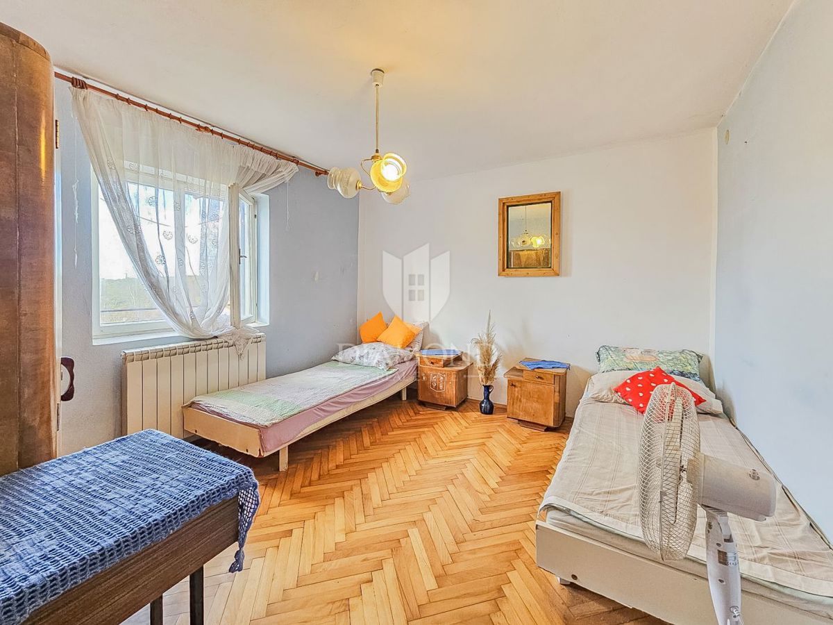 Castelnuovo, Buie! Casa con 2 unità e giardino!