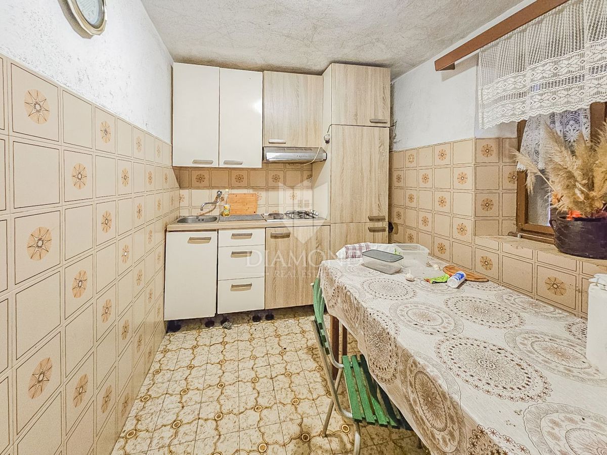 Castelnuovo, Buie! Casa con 2 unità e giardino!