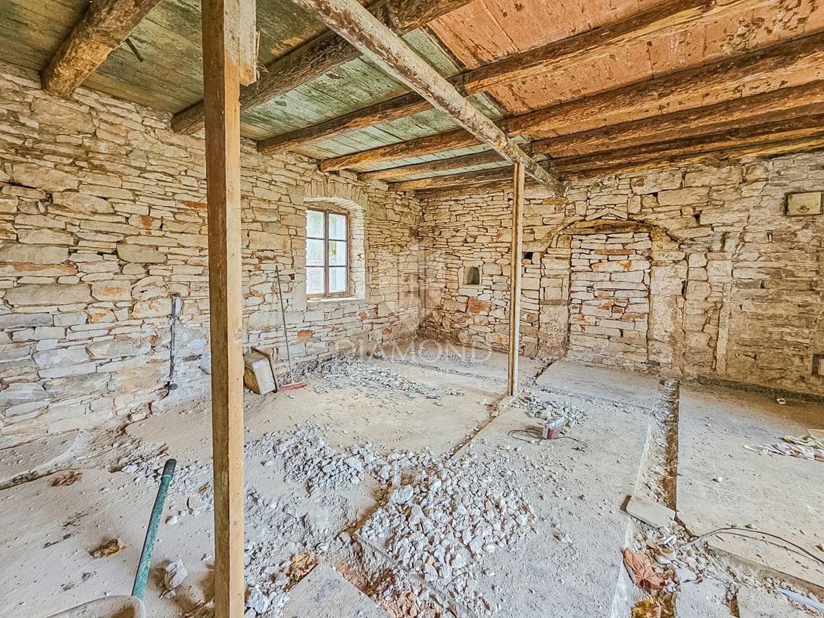 Castelnuovo, Buie! Casa con 2 unità e giardino!