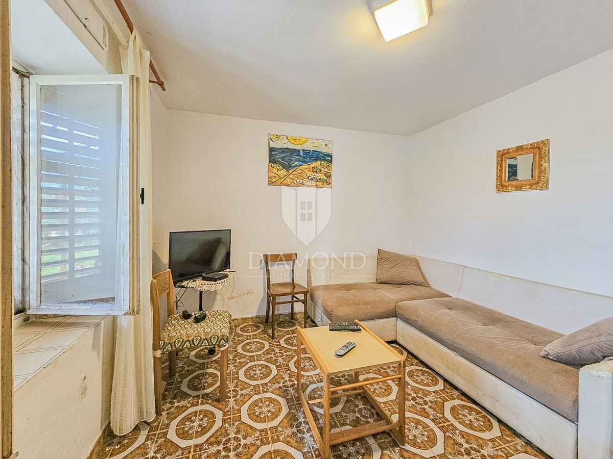 Castelnuovo, Buie! Casa con 2 unità e giardino!