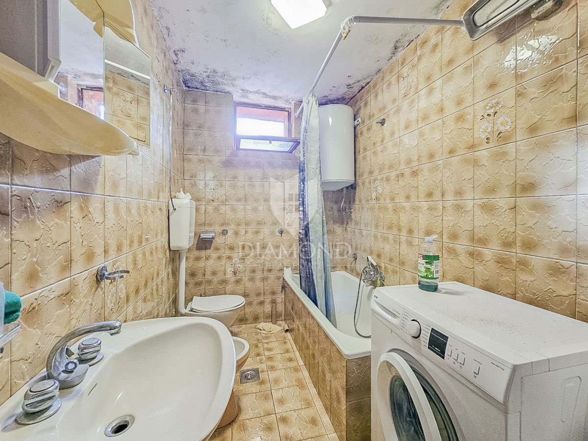 Castelnuovo, Buie! Casa con 2 unità e giardino!