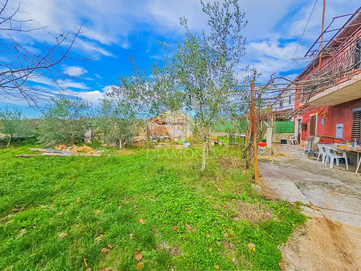 Castelnuovo, Buie! Casa con 2 unità e giardino!