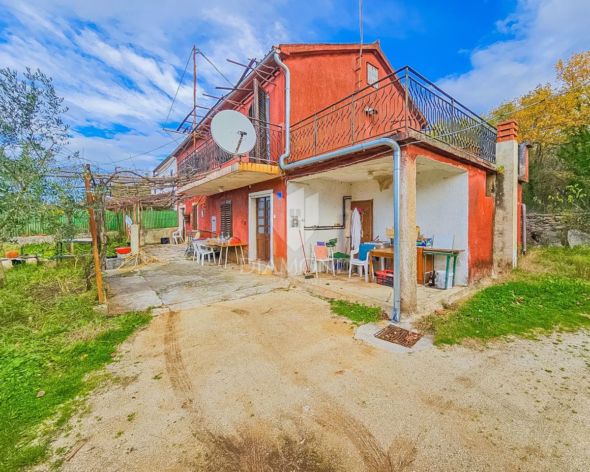 Castelnuovo, Buie! Casa con 2 unità e giardino!