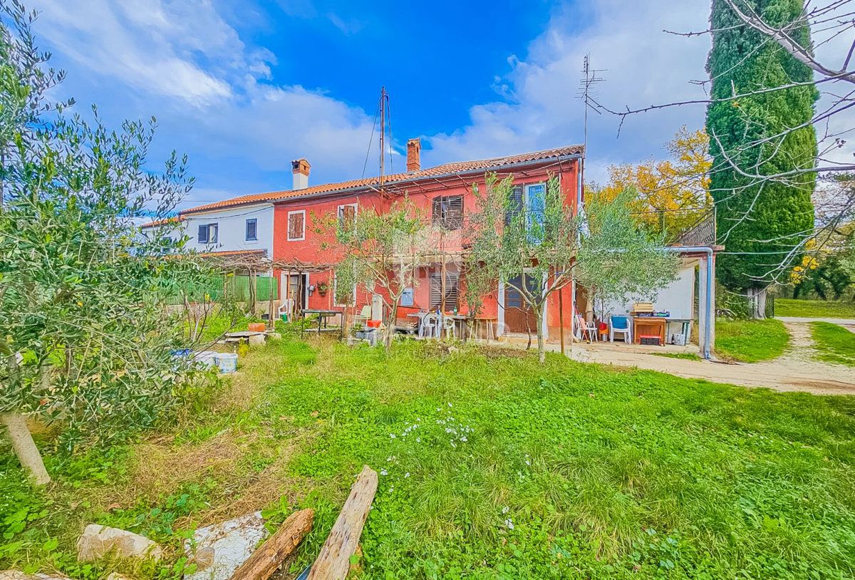 Castelnuovo, Buie! Casa con 2 unità e giardino!