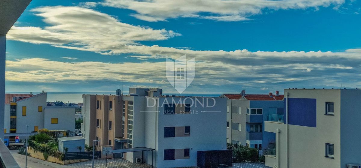 Cittanova. Esclusivo! Moderno appartamento di 73 m2 con galleria e vista mare!