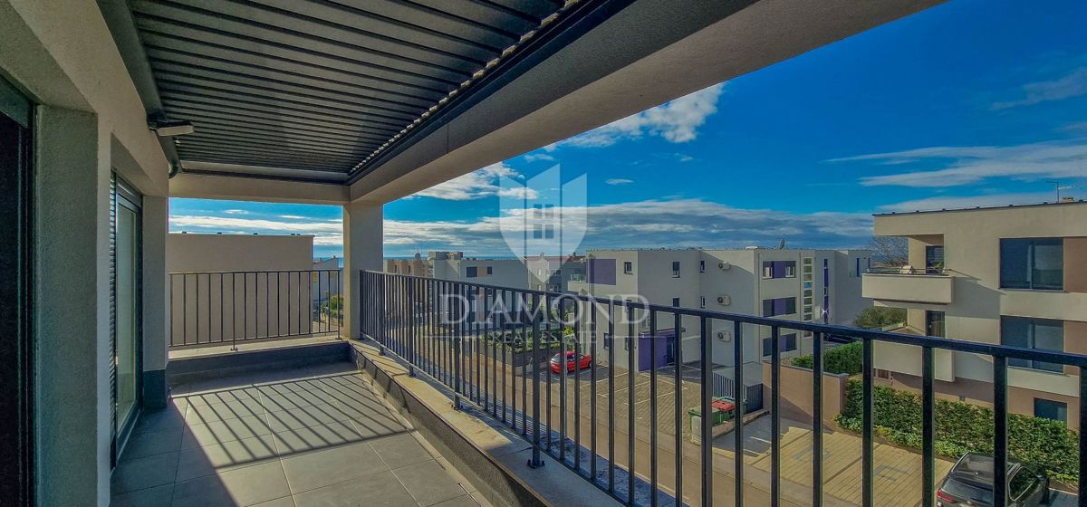 Cittanova. Esclusivo! Moderno appartamento di 73 m2 con galleria e vista mare!