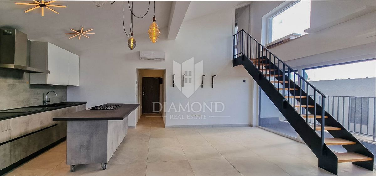 Cittanova. Esclusivo! Moderno appartamento di 73 m2 con galleria e vista mare!