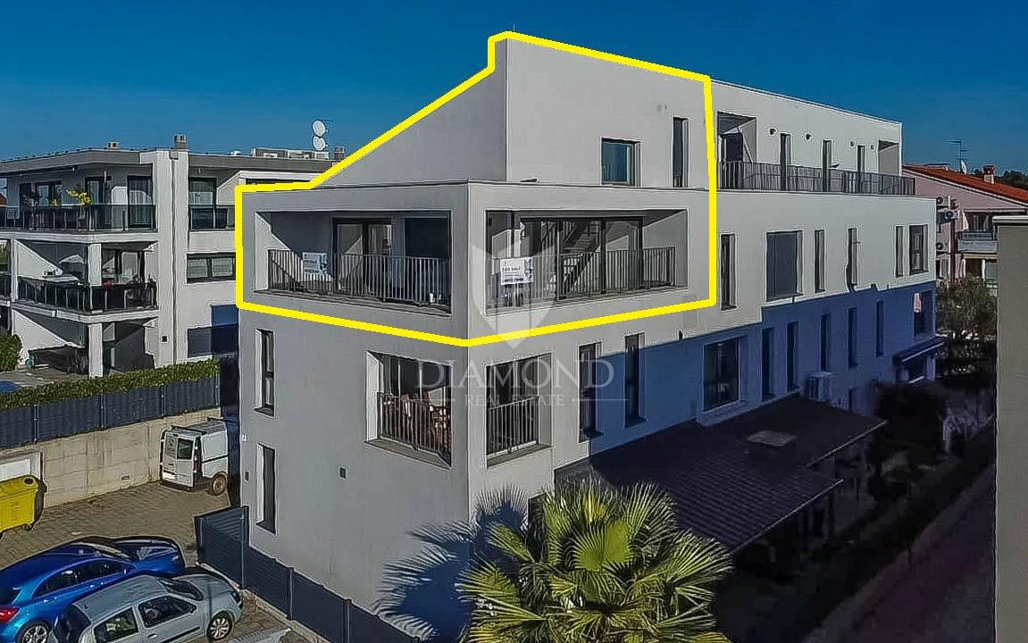 Cittanova. Esclusivo! Moderno appartamento di 73 m2 con galleria e vista mare!