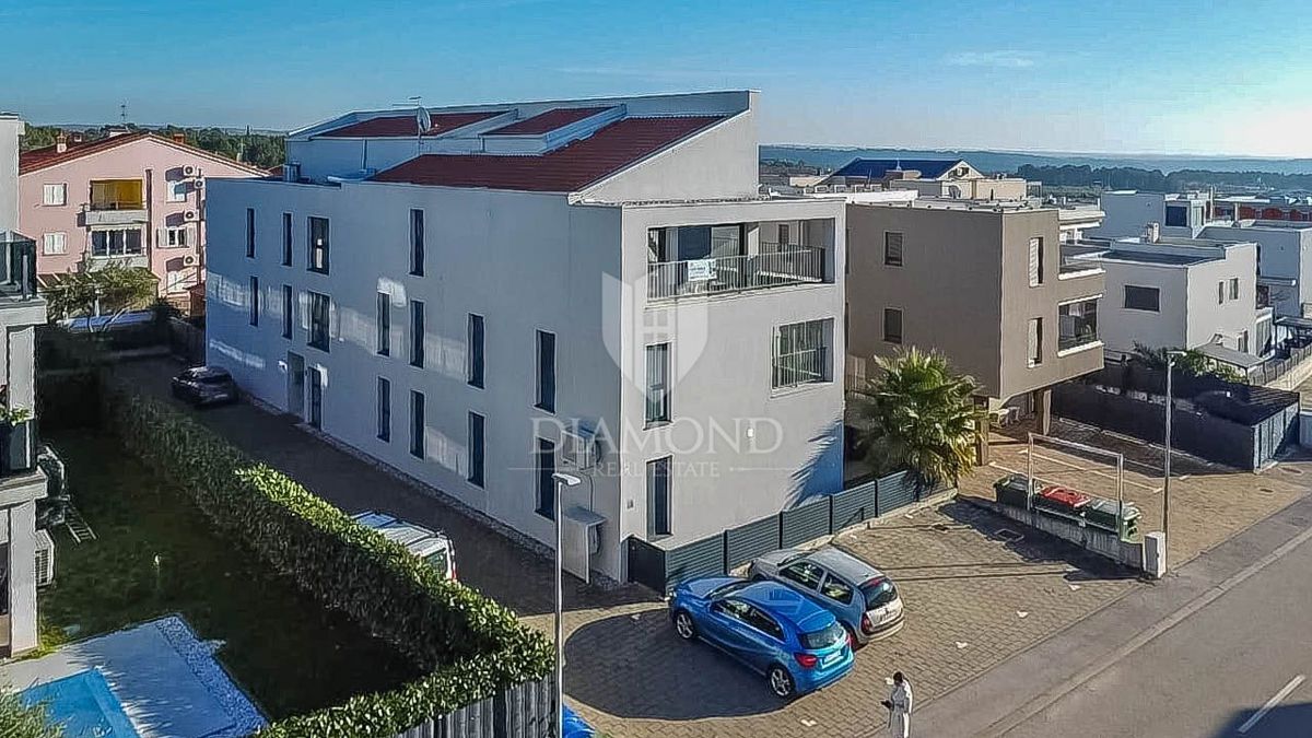 Cittanova. Esclusivo! Moderno appartamento di 73 m2 con galleria e vista mare!