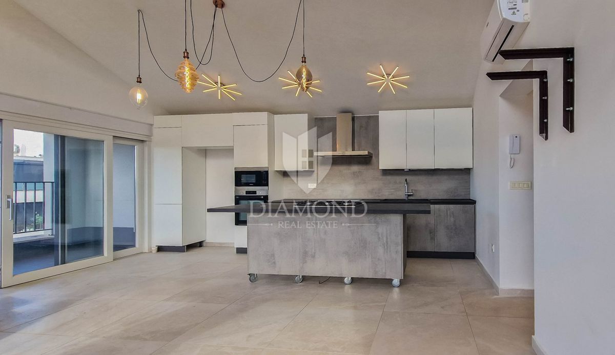 Cittanova. Esclusivo! Moderno appartamento di 73 m2 con galleria e vista mare!