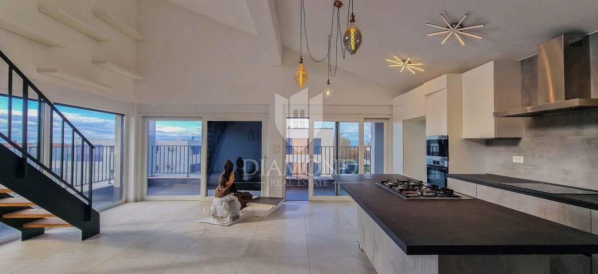 Cittanova. Esclusivo! Moderno appartamento di 73 m2 con galleria e vista mare!