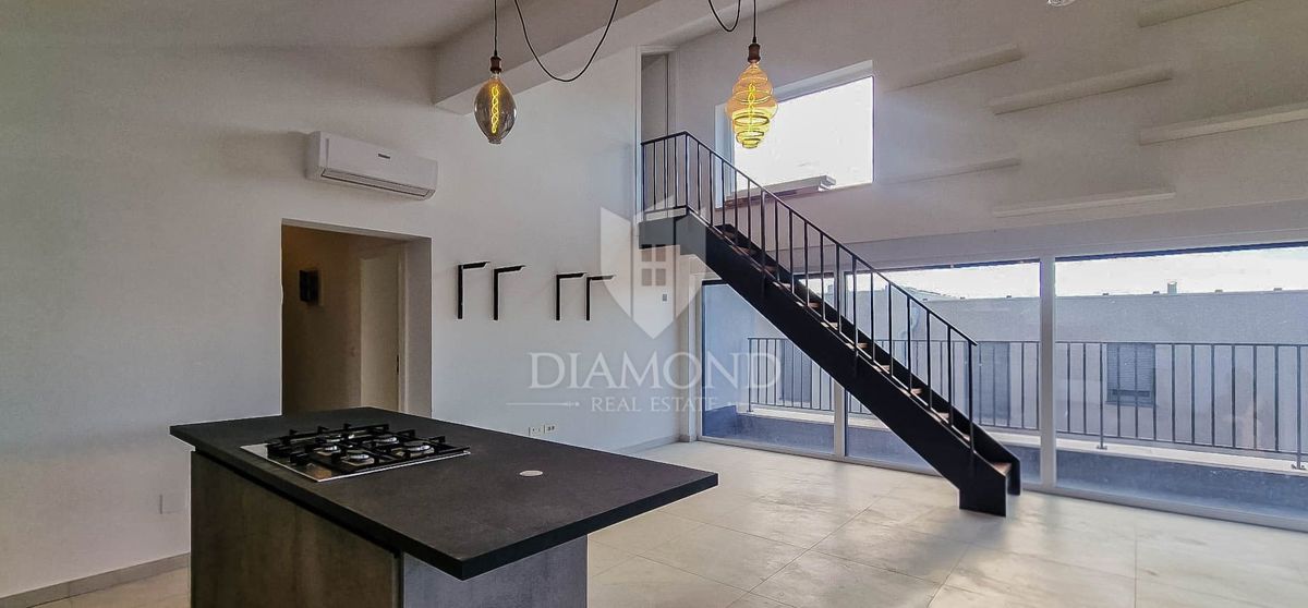 Cittanova. Esclusivo! Moderno appartamento di 73 m2 con galleria e vista mare!