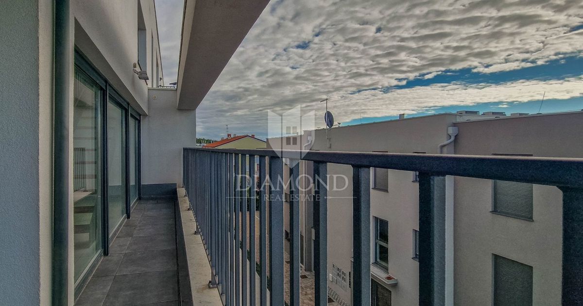 Cittanova. Esclusivo! Moderno appartamento di 73 m2 con galleria e vista mare!