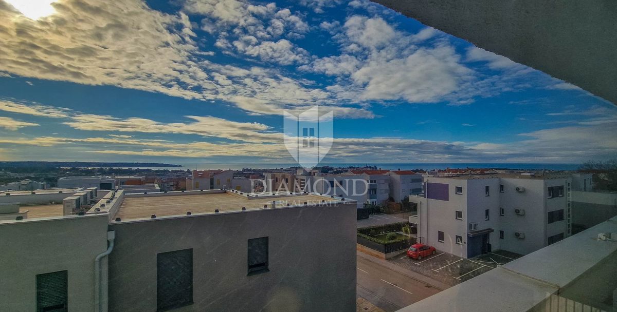 Cittanova. Esclusivo! Moderno appartamento di 73 m2 con galleria e vista mare!