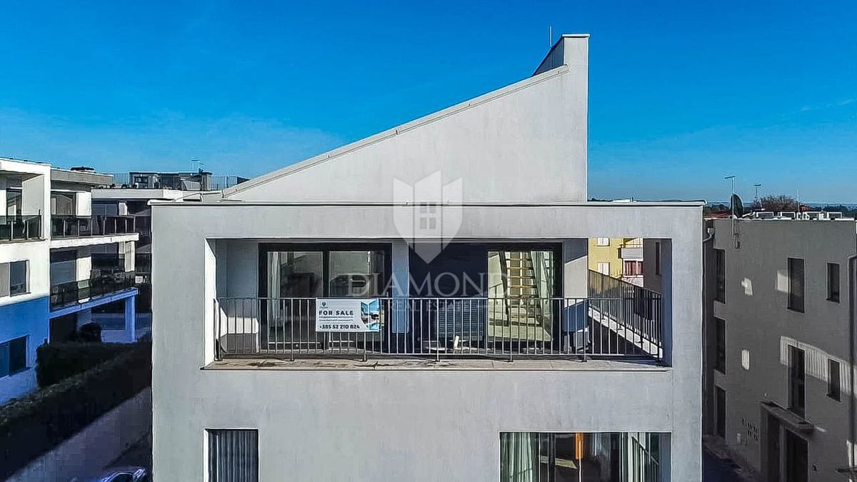 Cittanova. Esclusivo! Moderno appartamento di 73 m2 con galleria e vista mare!