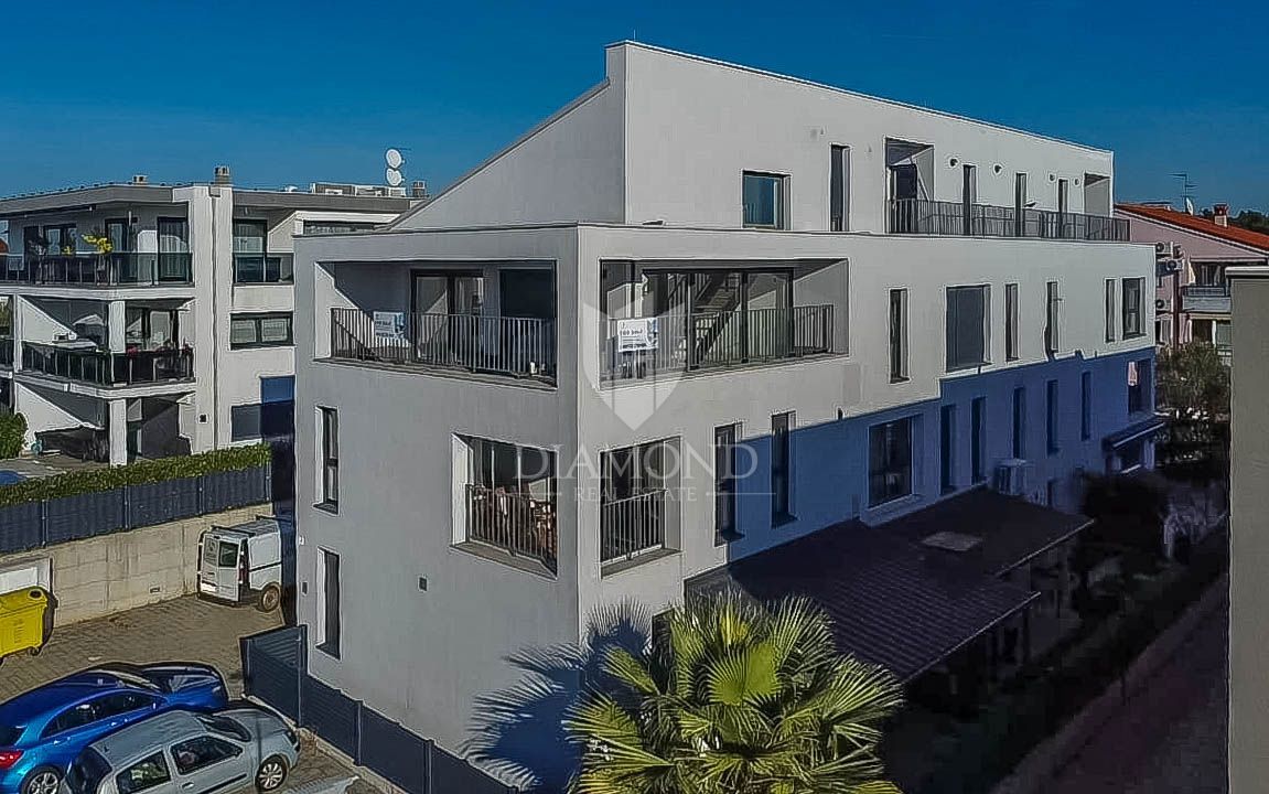 Cittanova. Esclusivo! Moderno appartamento di 73 m2 con galleria e vista mare!