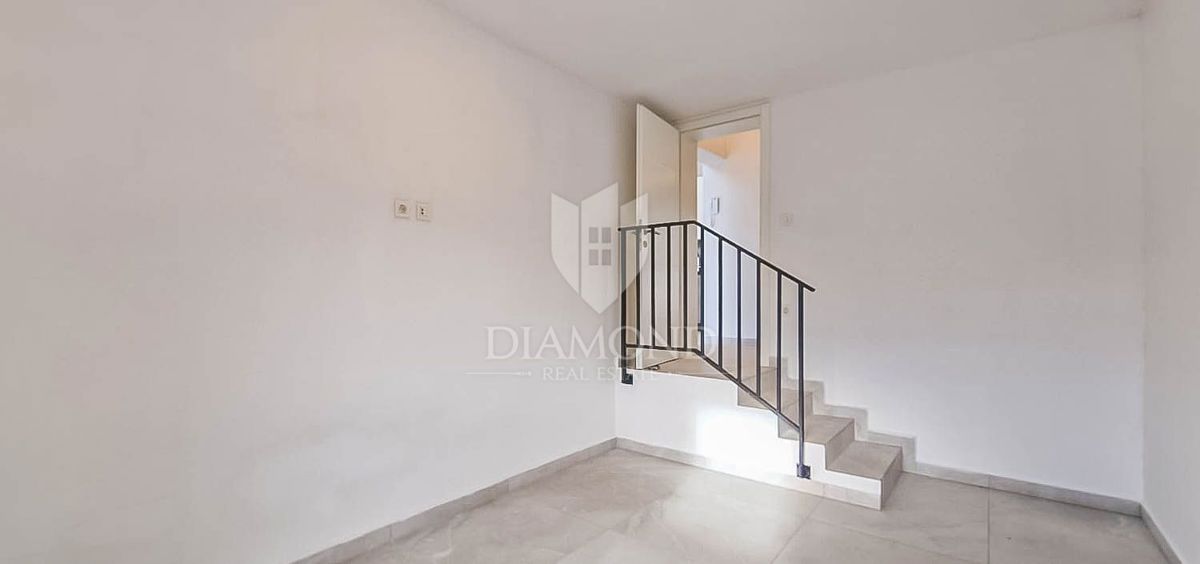 Cittanova. Esclusivo! Moderno appartamento di 73 m2 con galleria e vista mare!