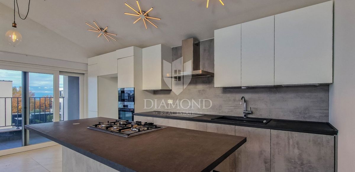 Cittanova. Esclusivo! Moderno appartamento di 73 m2 con galleria e vista mare!