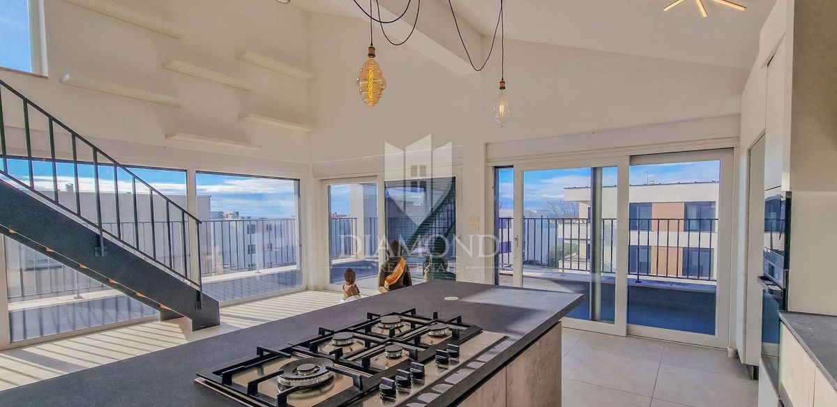 Cittanova. Esclusivo! Moderno appartamento di 73 m2 con galleria e vista mare!